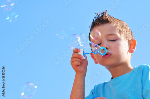 Kind mit Seifenblase