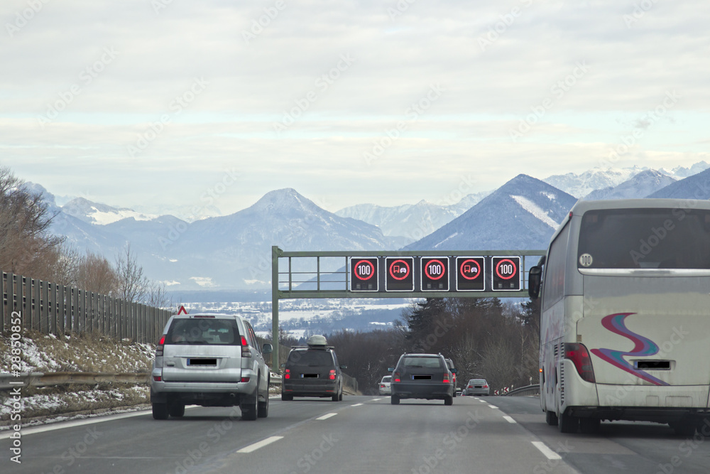 Obraz premium autobahn am irschenberg in oberbayern mit alpenblick