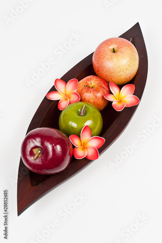 Apples in the wooden leaf tray
