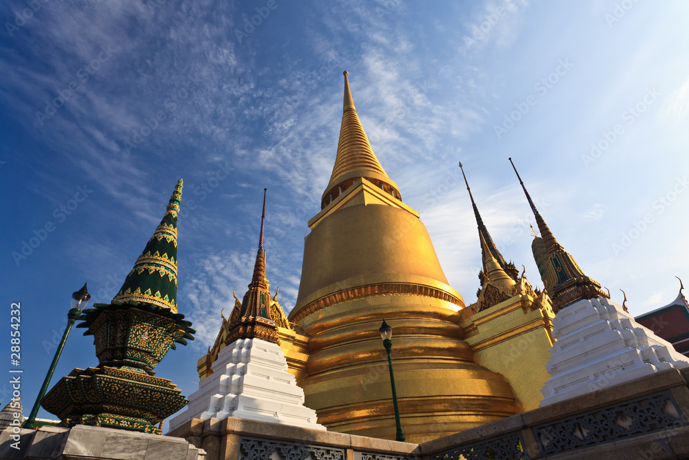 Naklejka premium grand palace golden pagoda