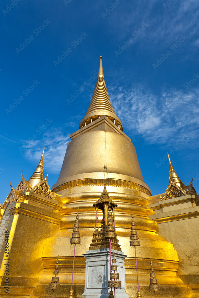 Naklejka premium grand palace golden pagoda against blue sky