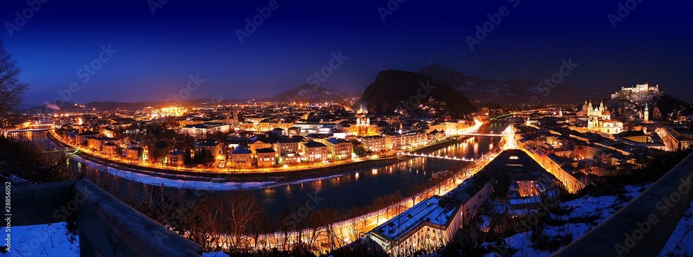 Fototapeta premium Salzburg panorama starego miasta w nocy