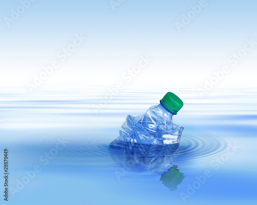 Bouteille Plastique en Mer