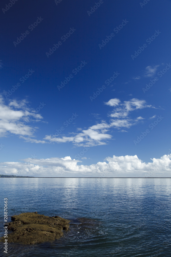 Fototapeta premium Blue sky of Hilo Bay at Hawaii