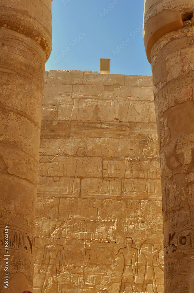 Фрески  и иероглифы на египетской стене