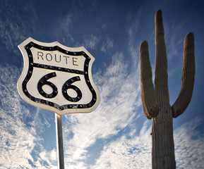 Aluminium schilderij Route 66 Route 66 met saguaro cactussen  © BCFC