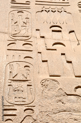 Фрески и иероглифы на египетской стене