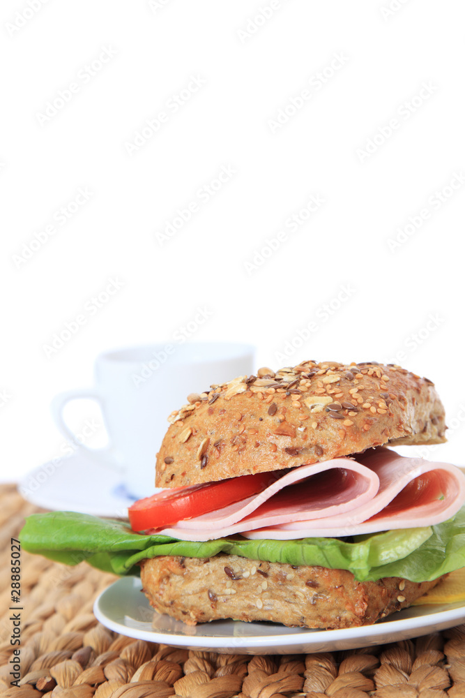 Belegtes Mehrkornbrötchen mit Kochschinken / extra copy space Stock ...