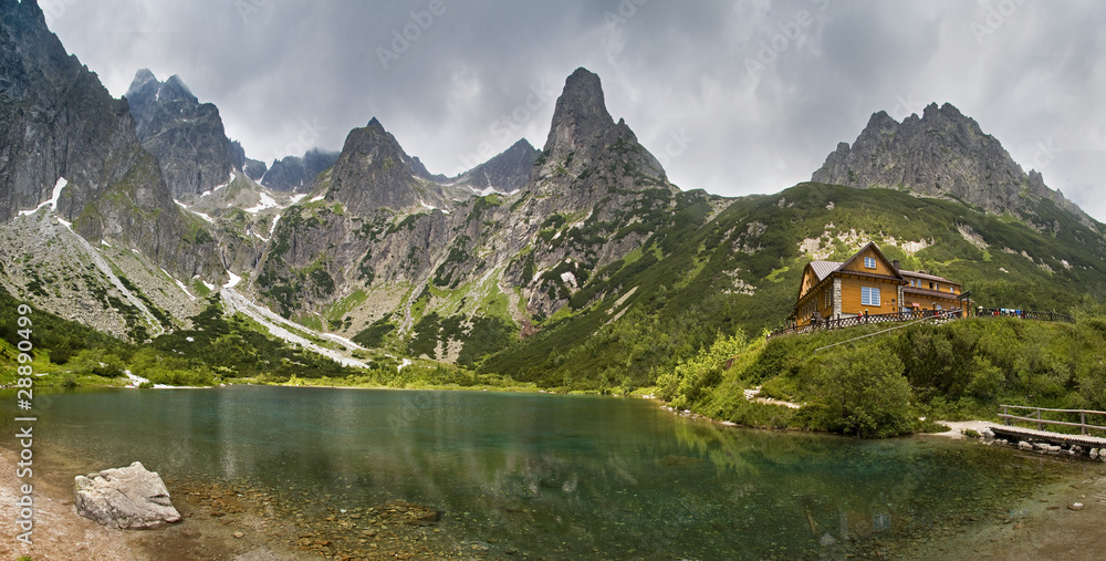 Obraz premium Green lake in the mountains