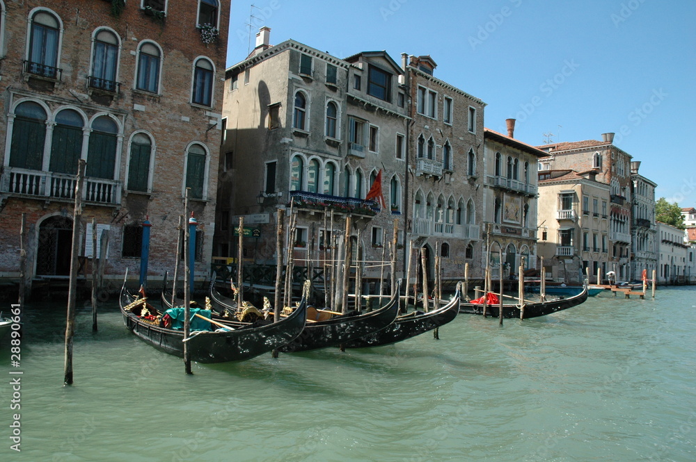gondoles devant un palais à Venise
