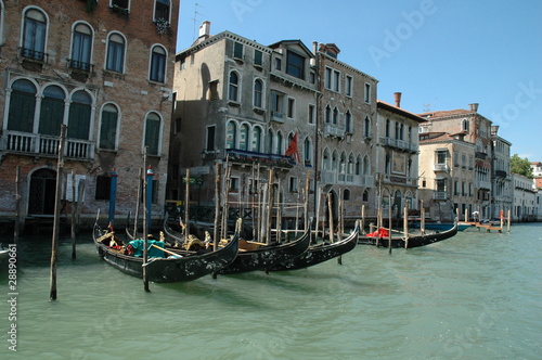 gondoles devant un palais à Venise