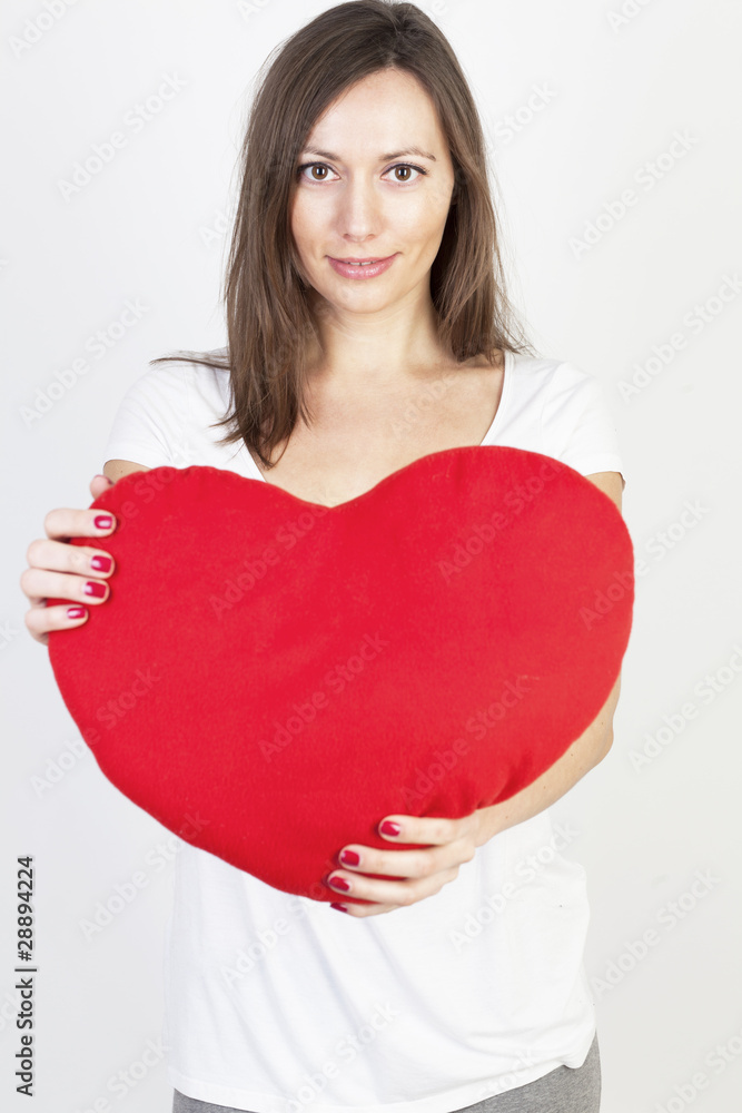 Junge Frau mit rotem Herz wartet auf den Valentinstag Junge Frau mit rotem Herz wartet auf den Valentinstag