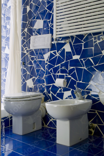 piccolo bagno con piastrelle blu photo