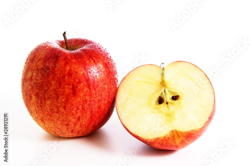 Frischer roter Apfel mit Apfelhälfte