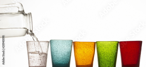 caraffa di acqua e bicchieri colorati photo