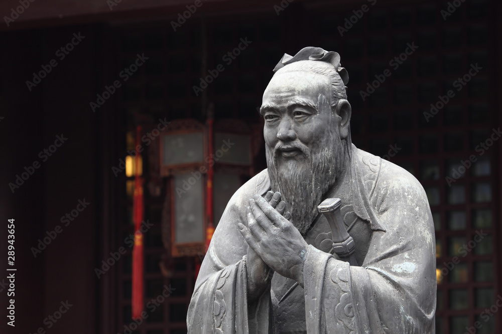 Obraz premium Posąg Konfucjusza w świątyni w Szanghaju w Chinach