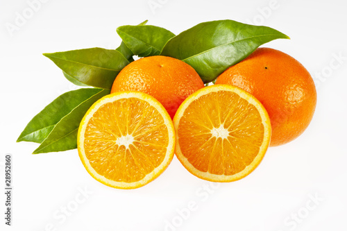 Orangen und Orangenhälften mit Blättern, isoliert