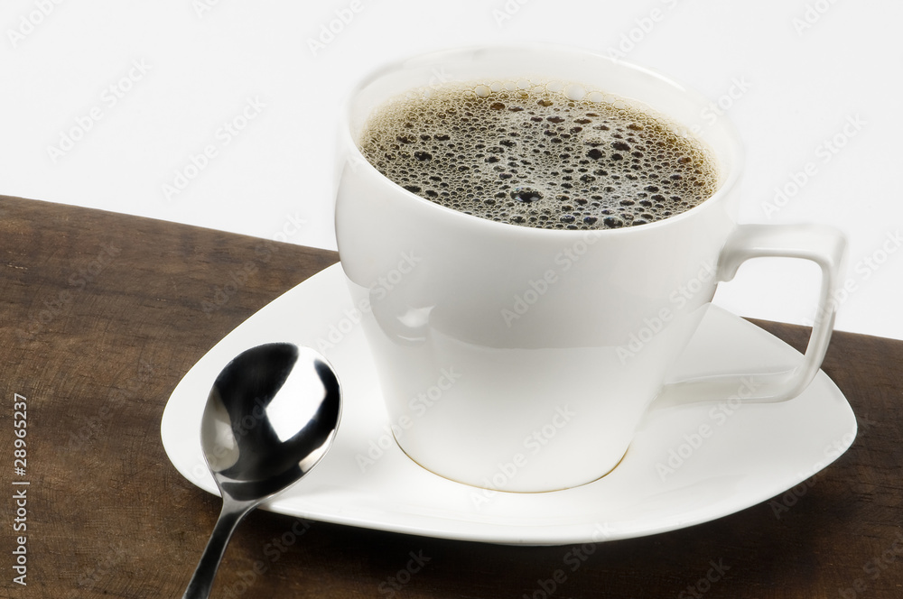 Fototapeta premium Taza de café blanca con fondo blanco