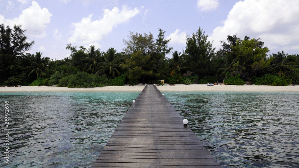pontile di legno di un'isola maldiviana