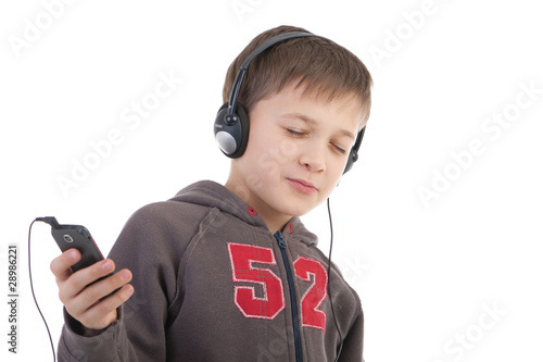 Мальчик слушает музыку