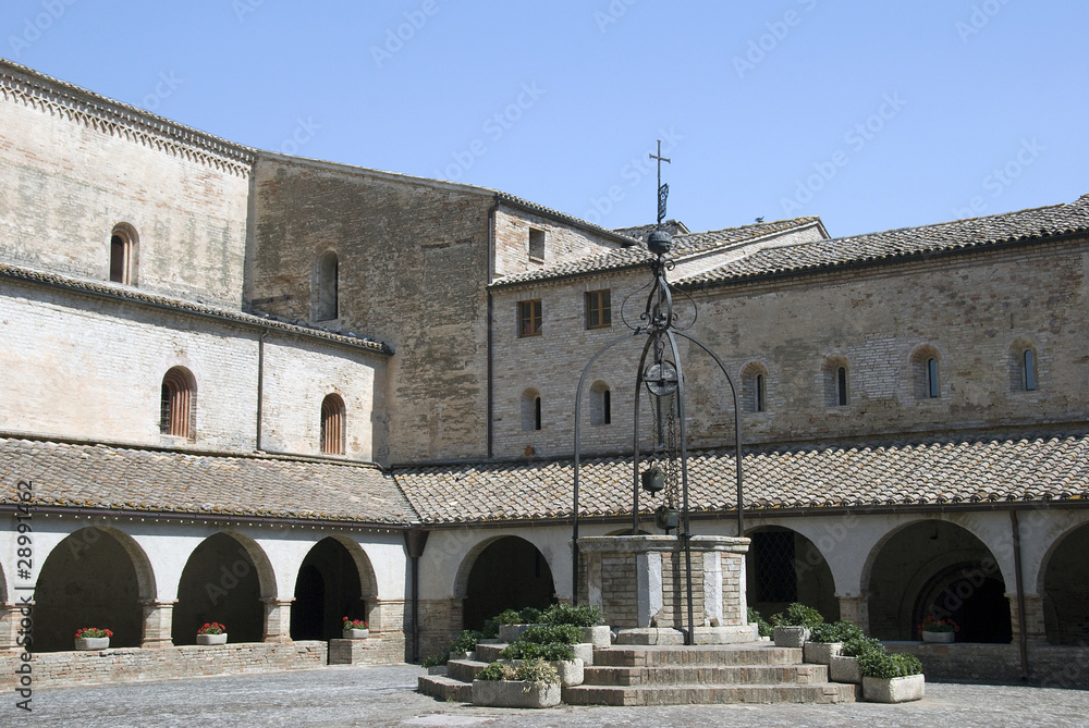 Chiostro dell'abbazia di Fiastra nelle Marche
