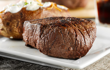 Fototapete Steakhouse Gegrilltes Steak Dinner mit Beilagen  © Joshua Resnick