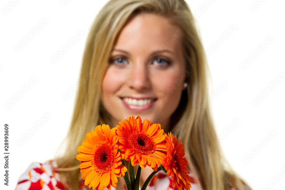 orange gerbera mit frau im hintergrund