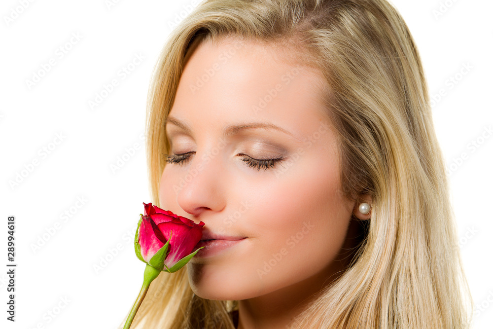 junge frau riecht an roter rose junge frau riecht an roter rose