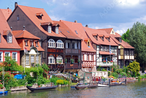Boote vor Fachwerkhäusern