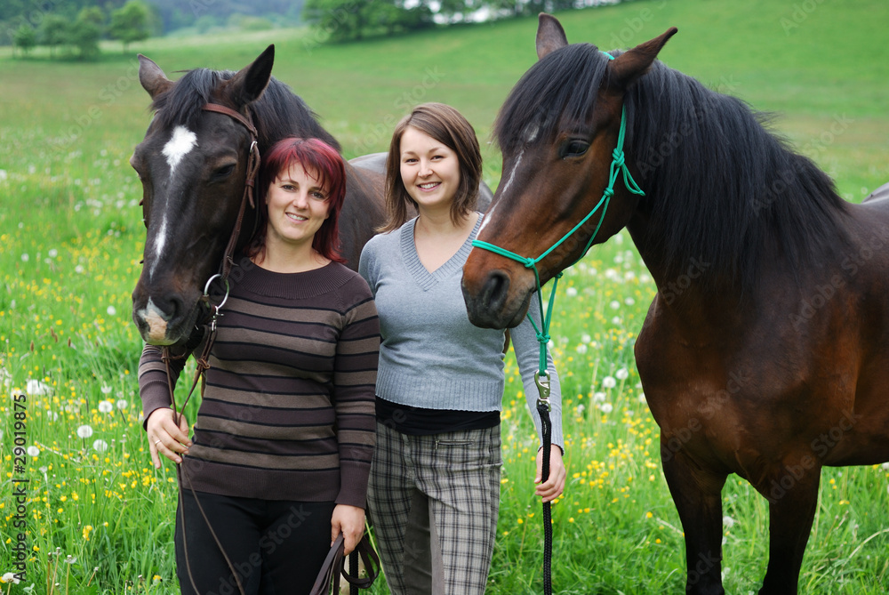 Junge Frauen mit Pferden StockFoto Adobe Stock