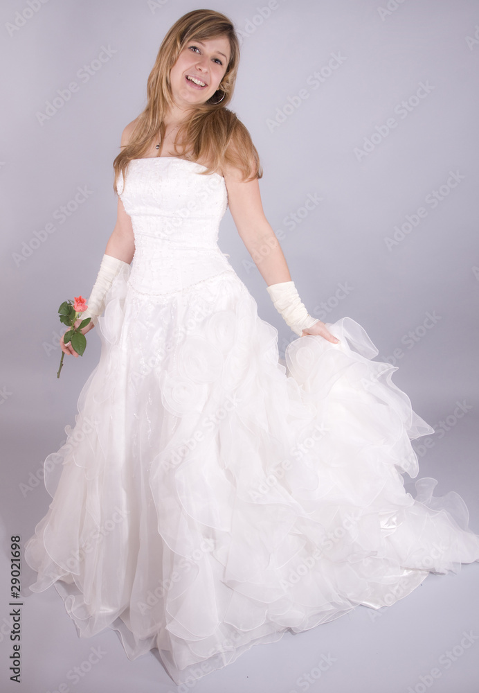 jeune mariée souriante en studio jeune mariée souriante en studio