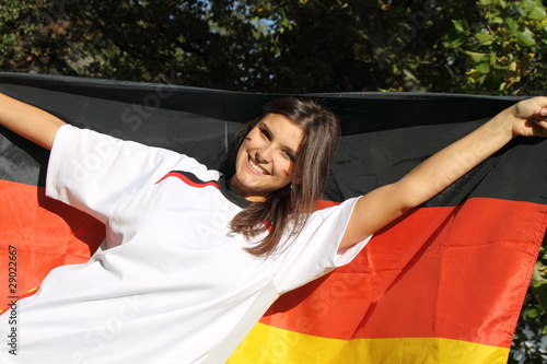 weiblicher Fußballfan mit Deutschlandflagge photo