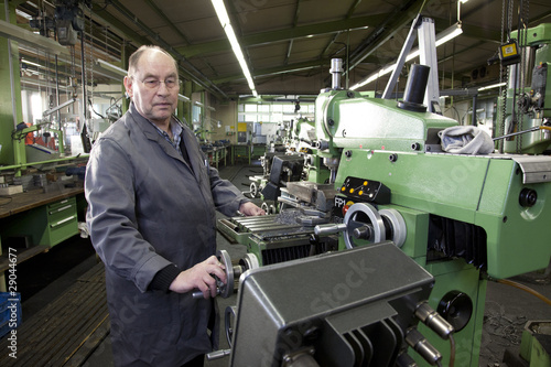 Senior bei der Arbeit