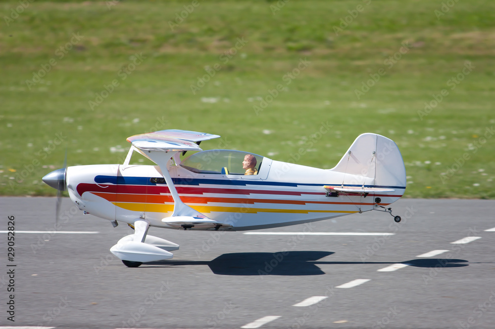 Bi-plan modèle réduit au décollage