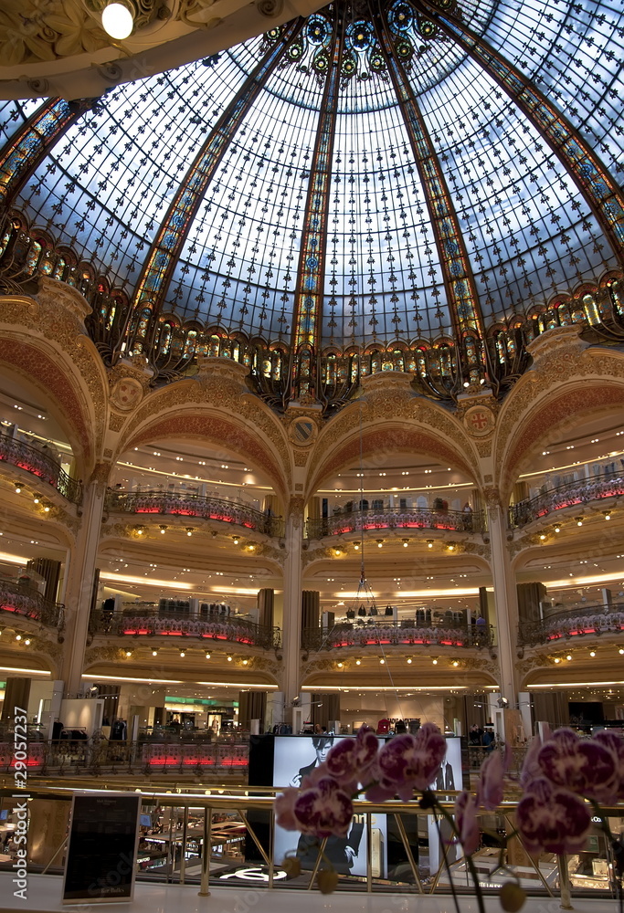 Obraz premium The interior of the Galeries Lafayette. Paris