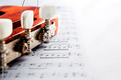 fondo musical con guitarra española y partituras