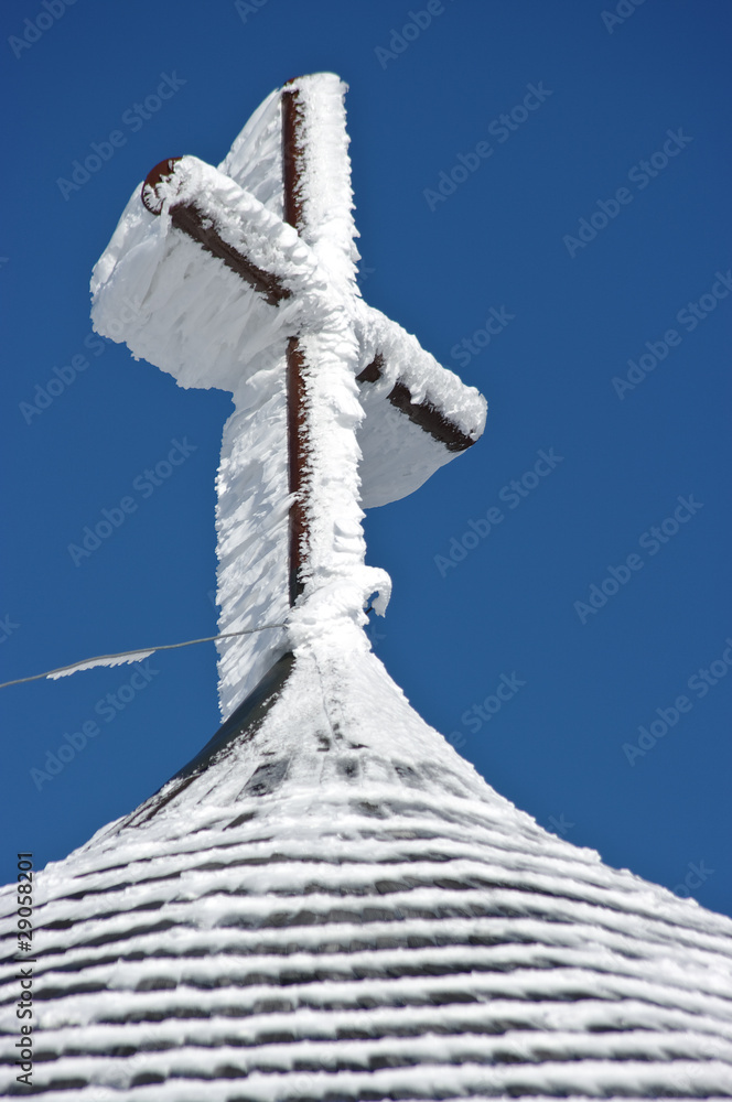 Obraz premium Cross in winter after snowstorm
