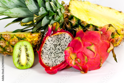 Pitahaya,Kiwi und Ananas  auf Weiss photo