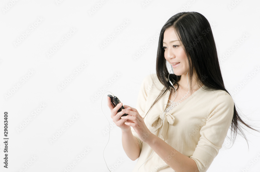 メールする女性