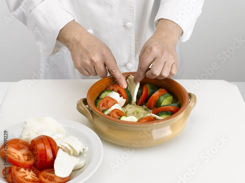 disposer les légumes et la mozzarella pour préparer le tian
