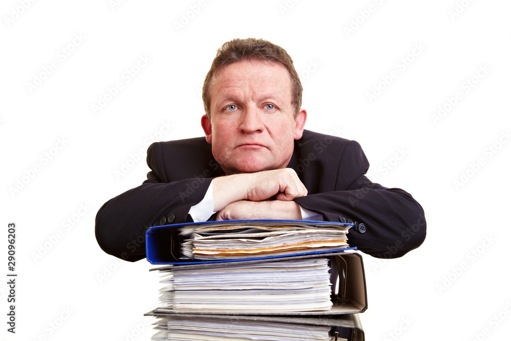 Manager legt Kopf auf Aktenstapel