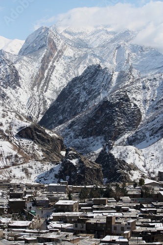 village iranien en hiver photo