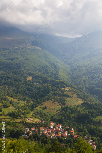 Obraz na płótnie red roofed mountain village in Kosovo w salonie