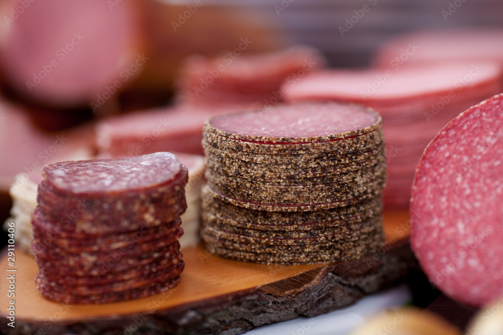 verschiedene sorten salami aufgeschnitten verschiedene sorten salami aufgeschnitten