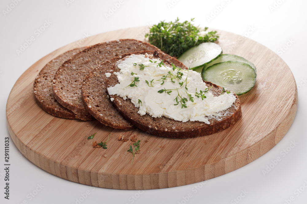 Vollkornbrot mit Frischkäse