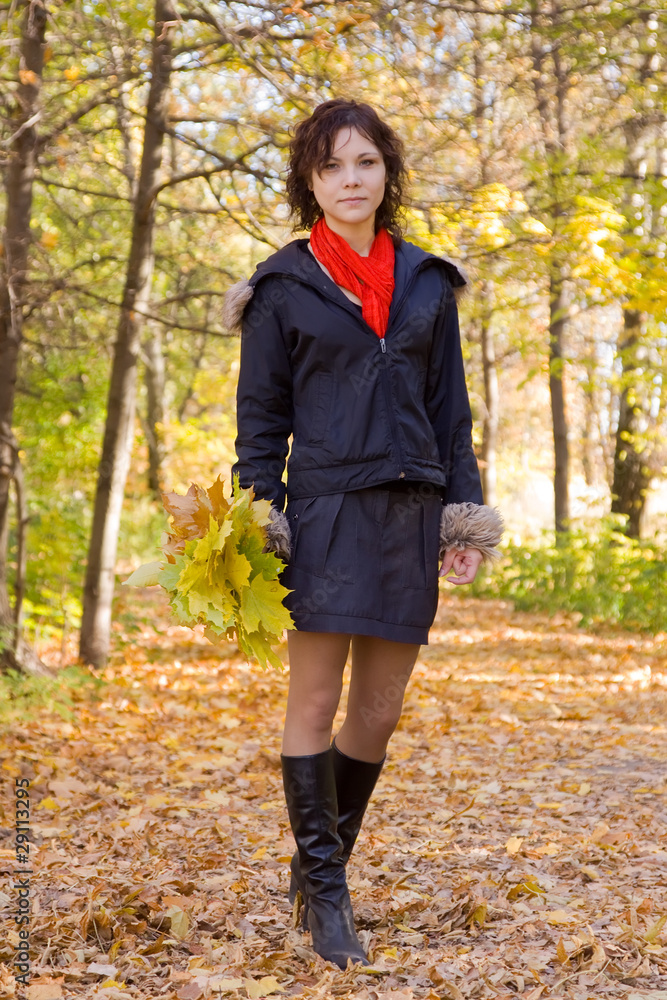 Wunschmotiv: girl walking in autumn #29113295