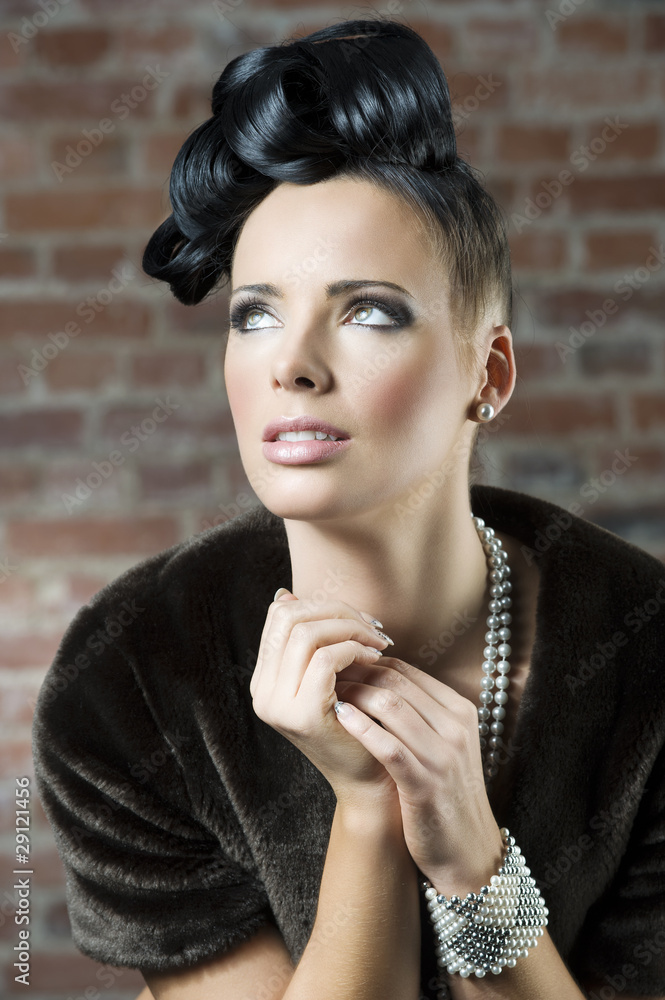 Obraz premium girl near a wall looking up