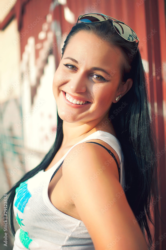 Naklejka premium Beautiful young woman posing over red brick wall