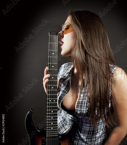 ragazza bacia chitarra