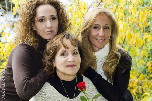 Tres mujeres en el parque con rosa